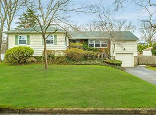 7 Maspeth Dr, Melville, NY 11747