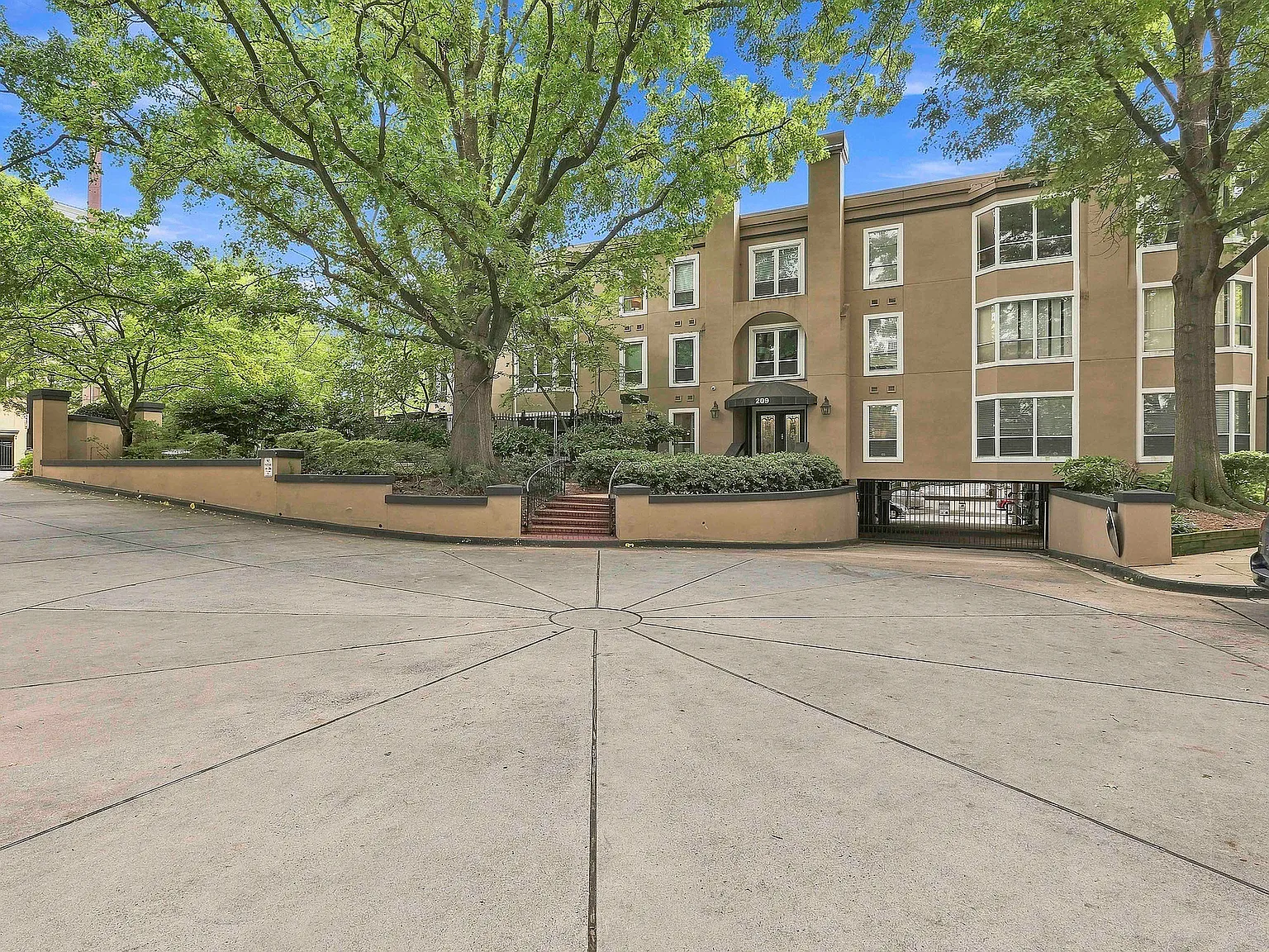 1 bed, 912 sqft, $2,300 — Photo 3