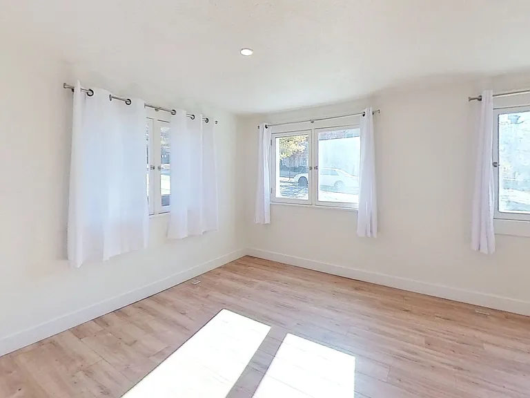 561 N Center St — Photo 5