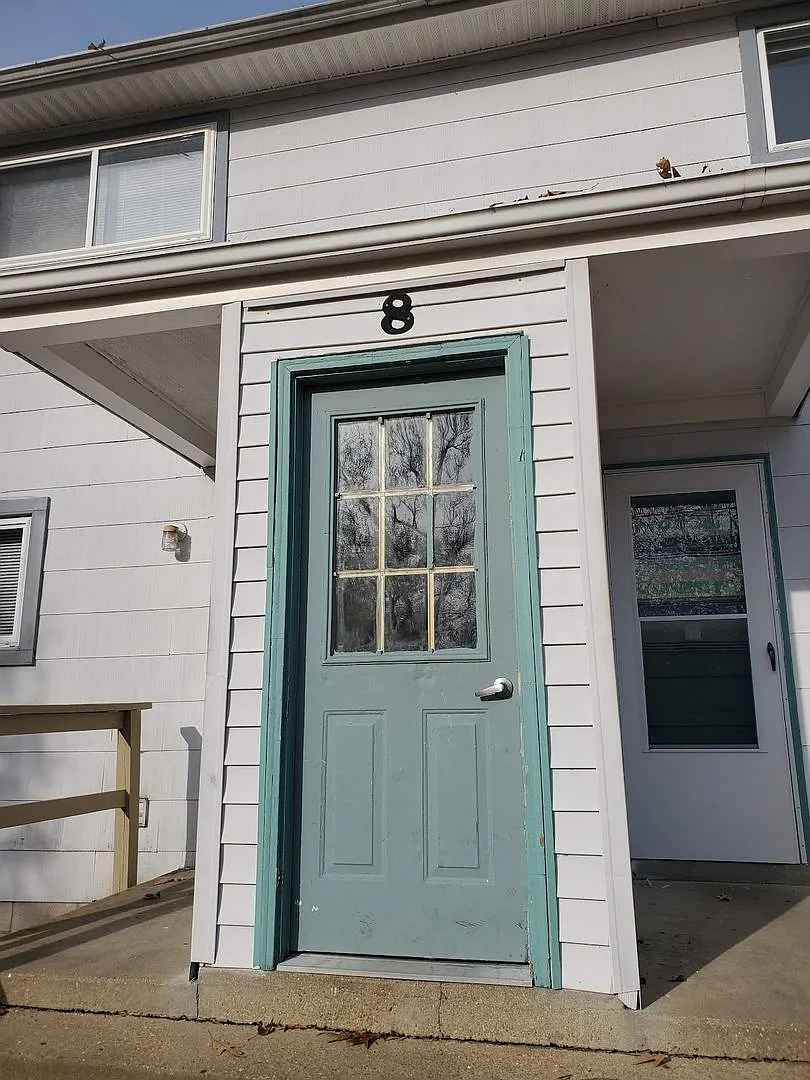 Remodeled Two Bedroom Apartment in Simonsdale — Photo 1
