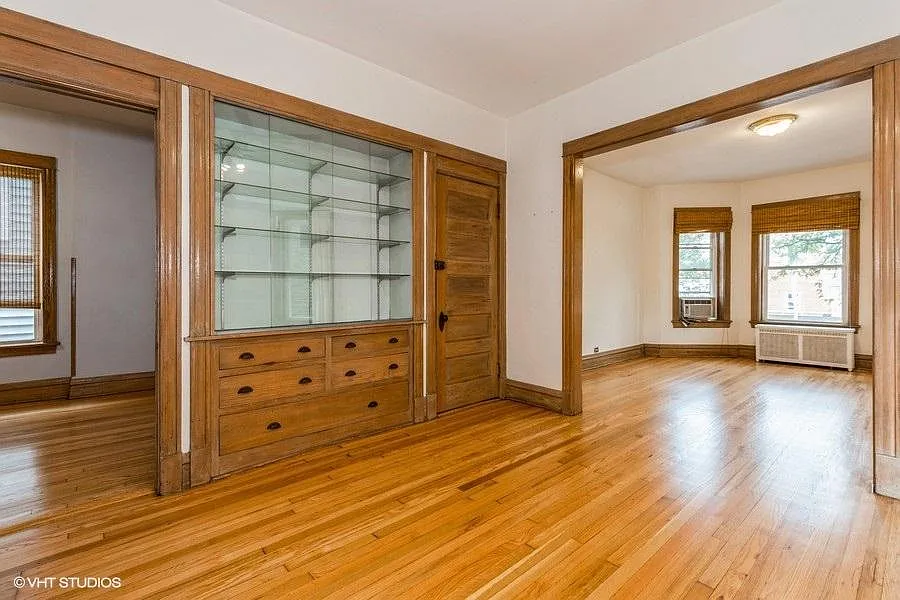 Dining Room with vintage built-ins - 5034 N Western Ave #2