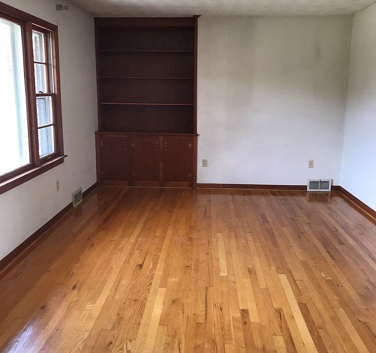 2nd image of 102 Bluestone Dr