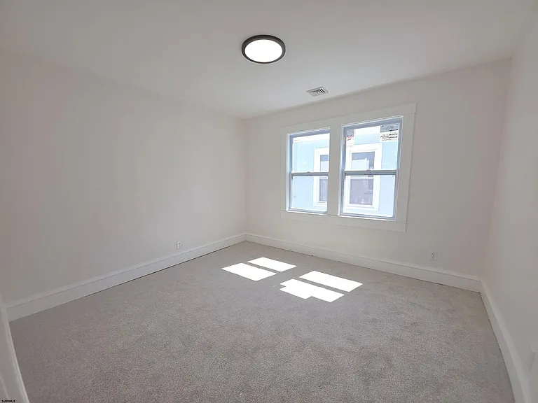 346 N Delaware Ave — Photo 37