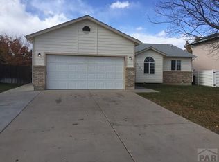 5113 Manor Ridge Dr, Pueblo, CO 81005