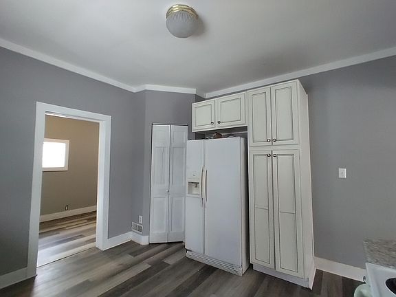 5th image of 303 Rathburn St