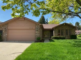 318 Bourbon Ct, Rochester Hills, MI 48307