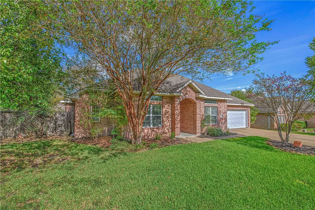 4 bed, 2.5 bath, 2286 sqft, $2,700 — Photo 2