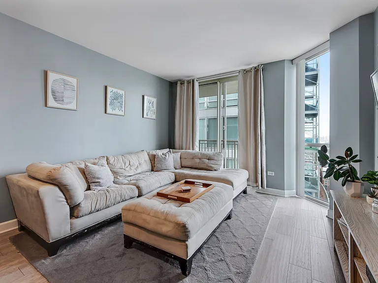 645 N Kingsbury St #1403 — Photo 8
