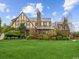 277 Lindenmere Dr, Merrick, NY 11566