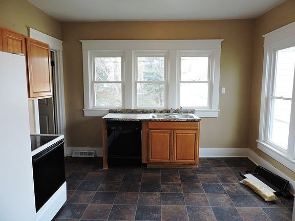 4th image of 208 E Dallas St