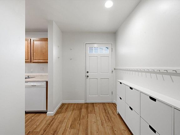 4th image of 110 King Ct