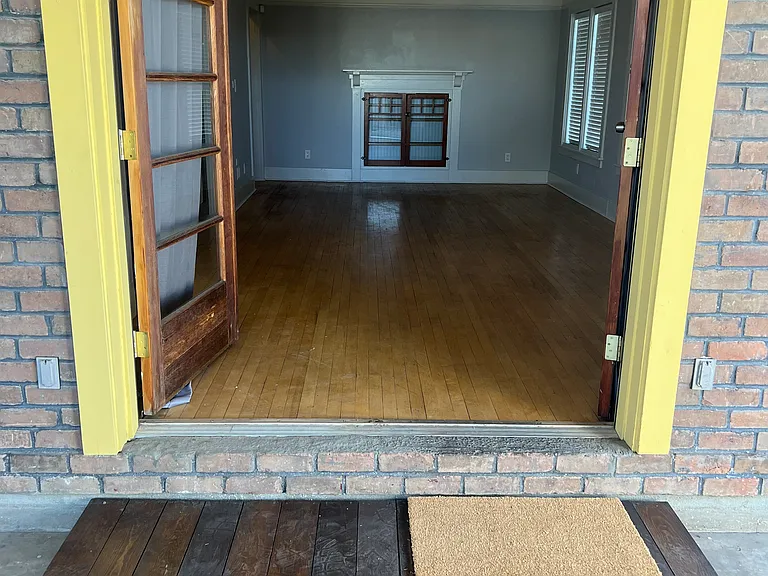 Front family living room No AI