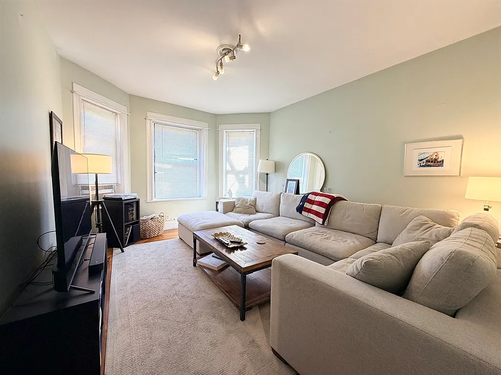 2 bed, 1.0 bath, 731 sqft, $2,400 — Photo 1