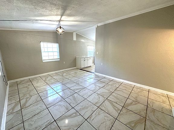 5th image of 2917 Mission Rd
