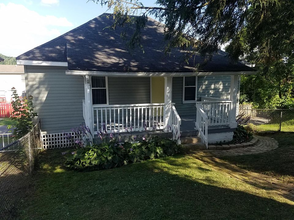 2nd image of 826 1/2 Gaston Ave