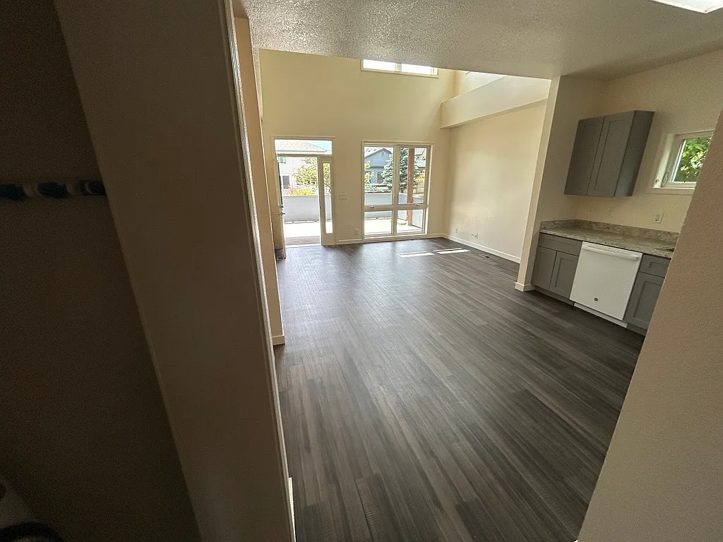 3 bed, 2400 sqft, $3,490 — Photo 4