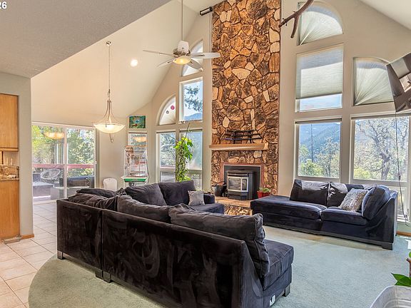 3rd image of 1265 Evergreen Ridge Rd