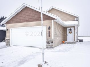 1024 Highland Ln W, West Fargo, ND 58078