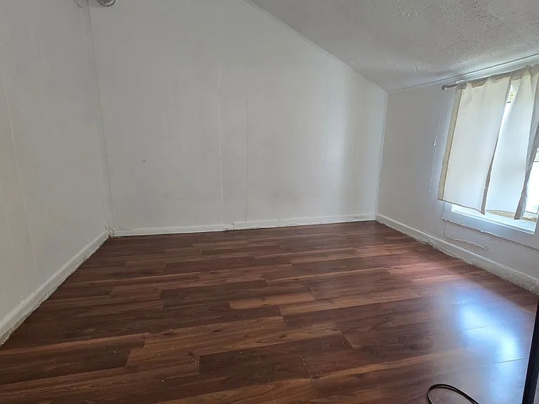 104 Centre St N — Photo 9