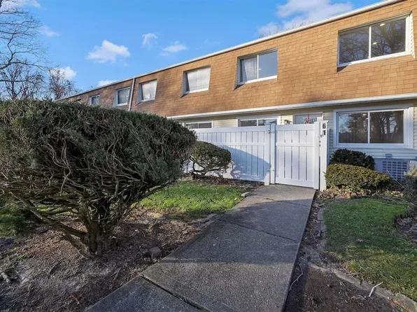61 Storm Drive #61, Holtsville, NY 11742