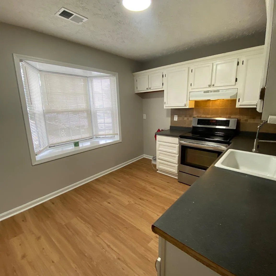3 bed, 2.5 bath, 1232 sqft, $2,400 — Photo 4