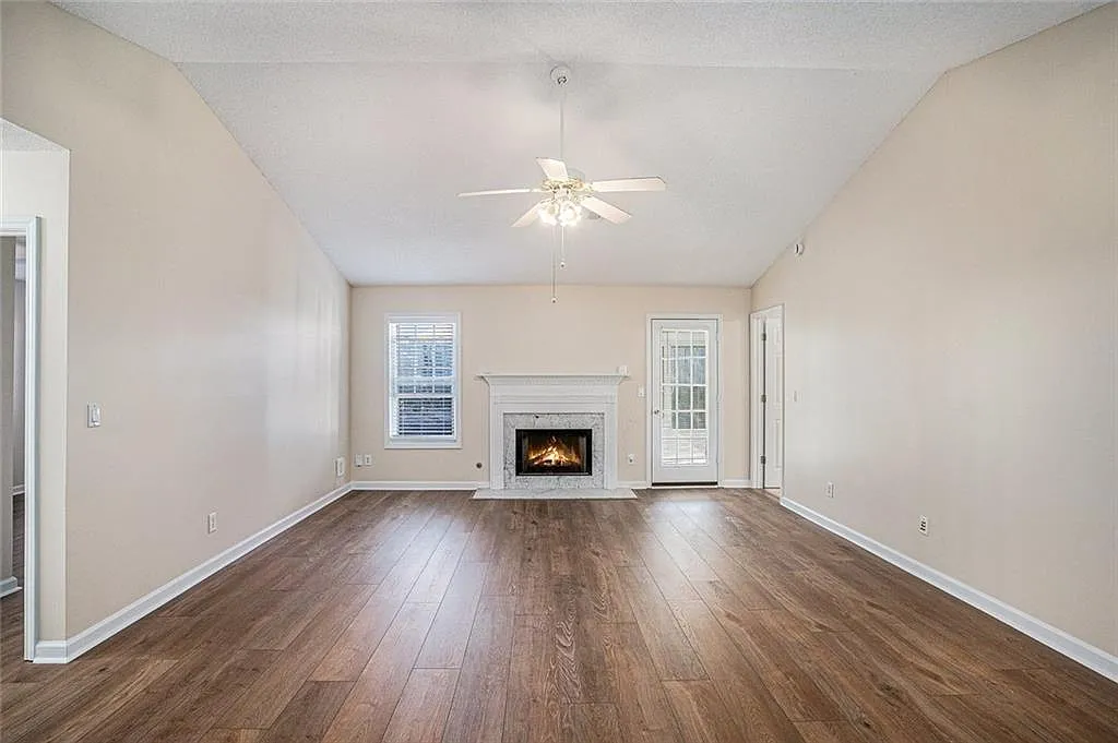 3 bed, 2.0 bath, 1727 sqft, $2,350 — Photo 3