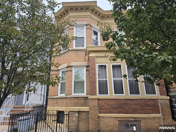 622 21st St, Union City, NJ 07087