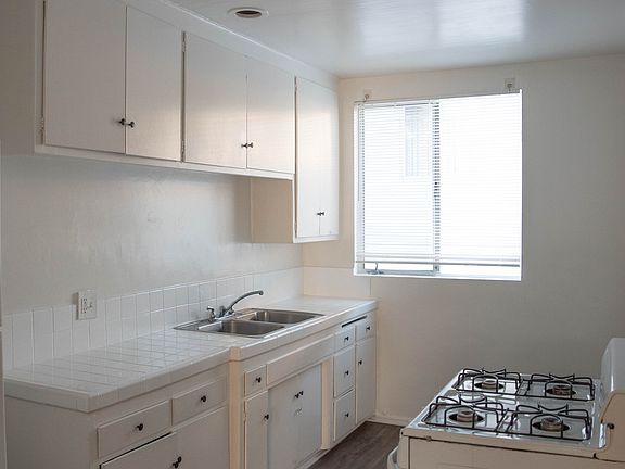 4th image of 118 N Normandie Ave APT 10