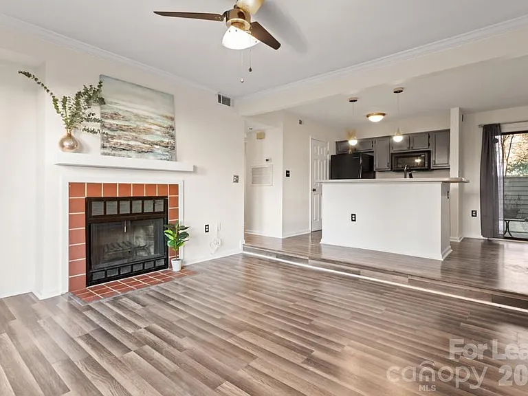 212 W 10th St #4 — Photo 4