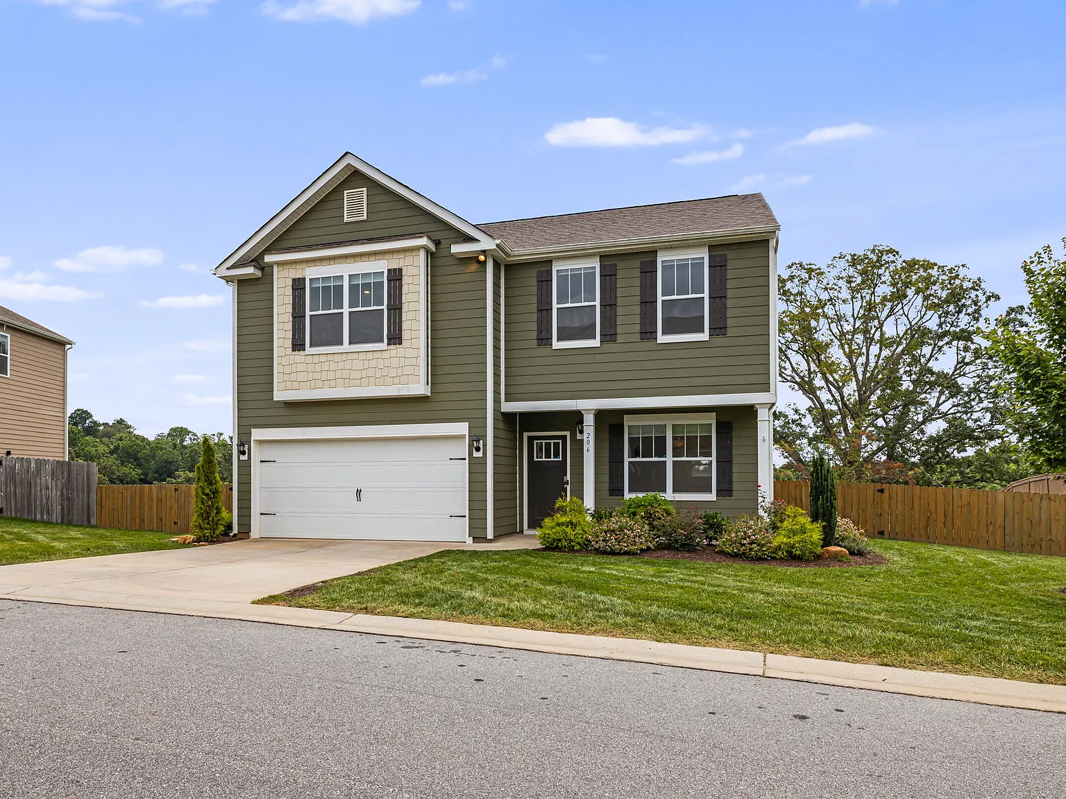 3 bed, 2.5 bath, 2200 sqft, $2,800 — Photo 1