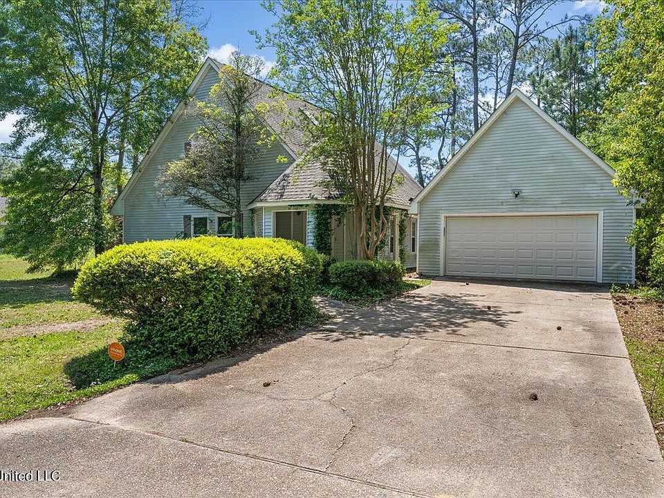 1st image of 125 Country Club Dr