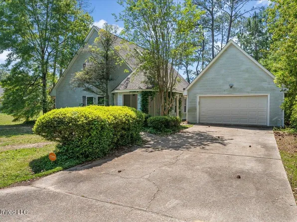 125 Country Club Dr, Pass Christian, MS 39571