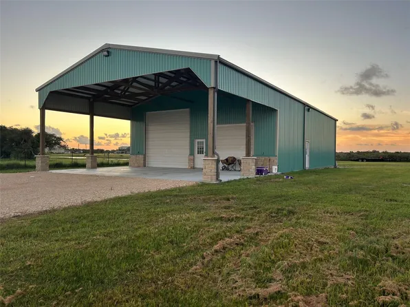 185 E Tiki Dr, Seadrift, TX 77983