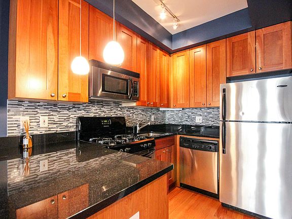4th image of 2237.5 N Lincoln Ave #2B