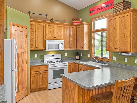 3rd image of 2924 W Courtyard Ln