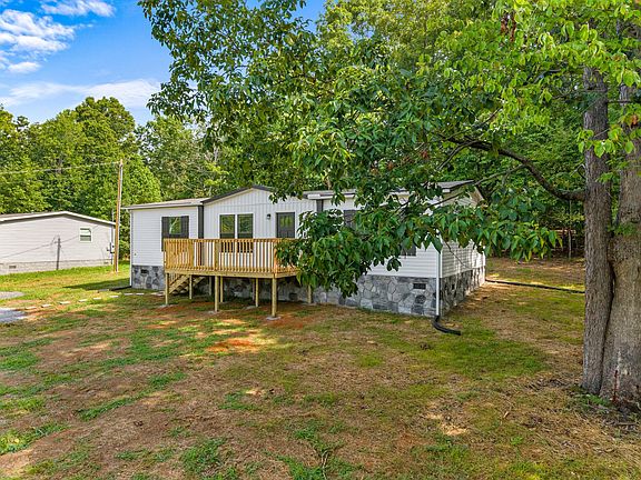 3rd image of 128 Willis Dr