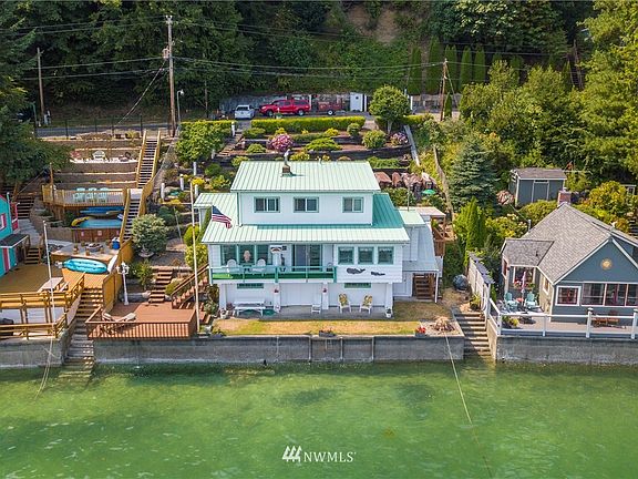 See the terracing from the house up to the road? You also have that parking area on the other side of North Shore and the property continues up the hill.