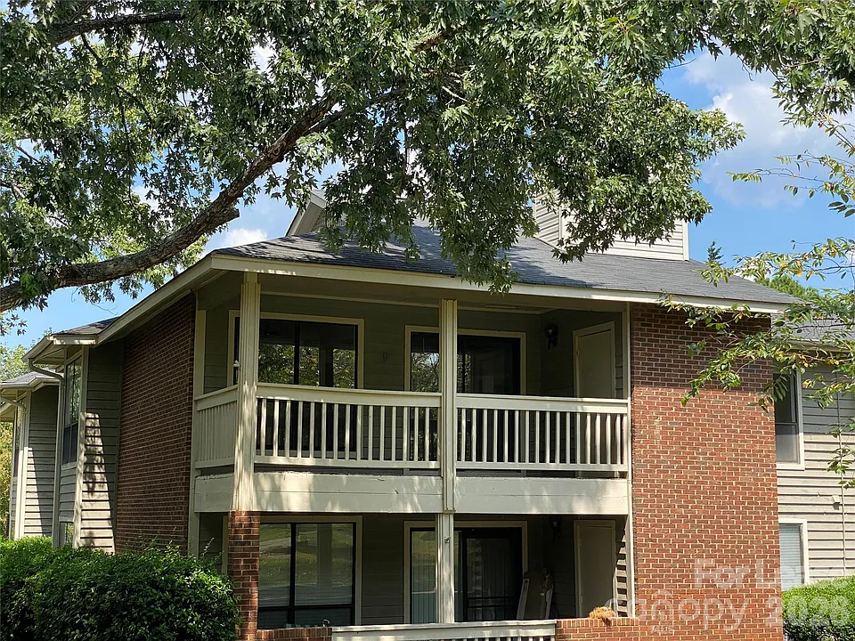 7962 Greenside Ct
