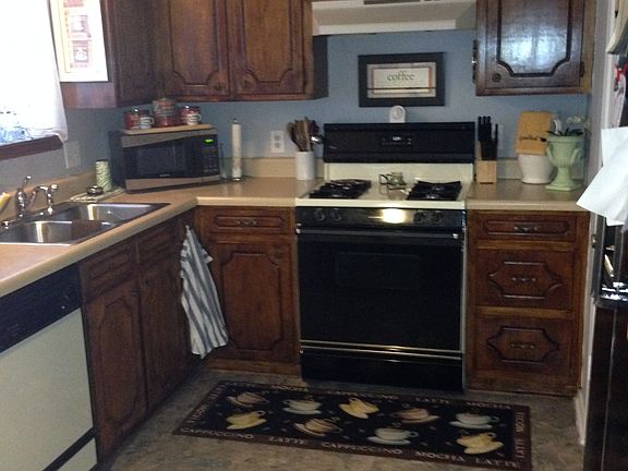 Kitchen w gas stove