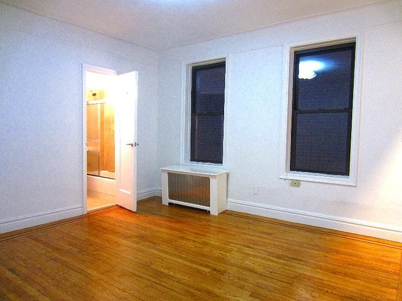 1st image of 450 W 44th St #4C