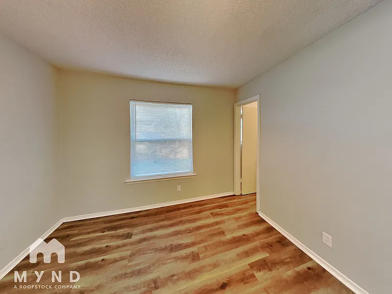 915 Winnie St — Photo 8