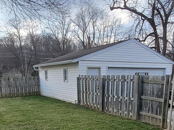 4th image of 3 28th Pl