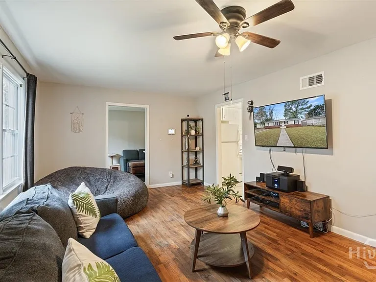 325 Manor Dr — Photo 3