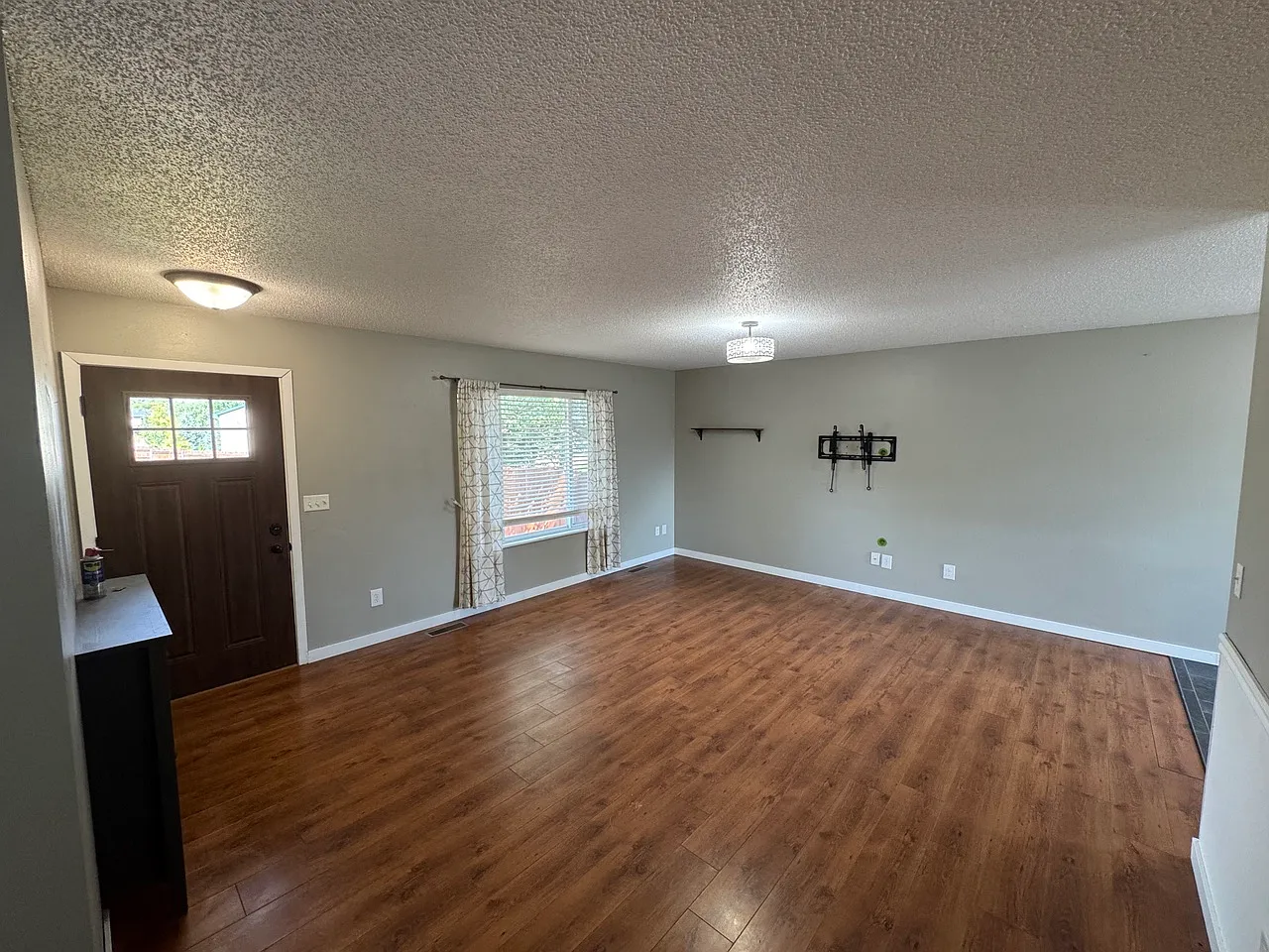 4 bed, 2016 sqft, $2,500 — Photo 4