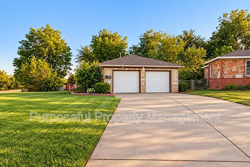 3 bed, 1.0 bath, 1300 sqft, $1,399 — Photo 2