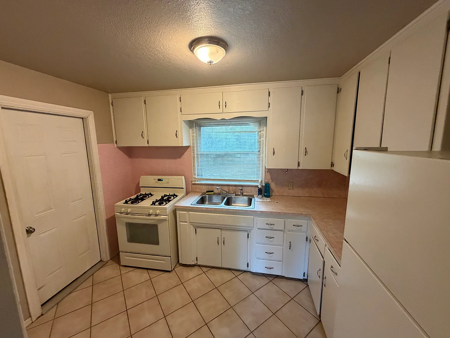 3 bed, 864 sqft, $1,400 — Photo 3