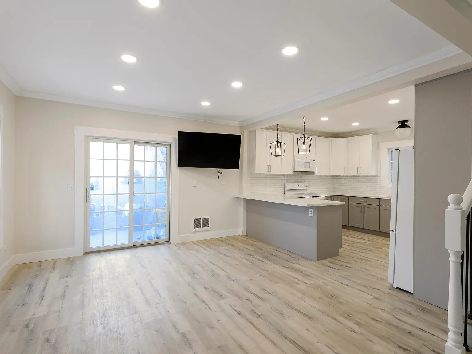 7 bed, 2790 sqft, $10,995 — Photo 3