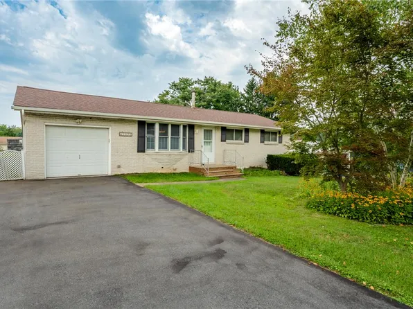 3950 Bruce Ln, Bethlehem, PA 18020