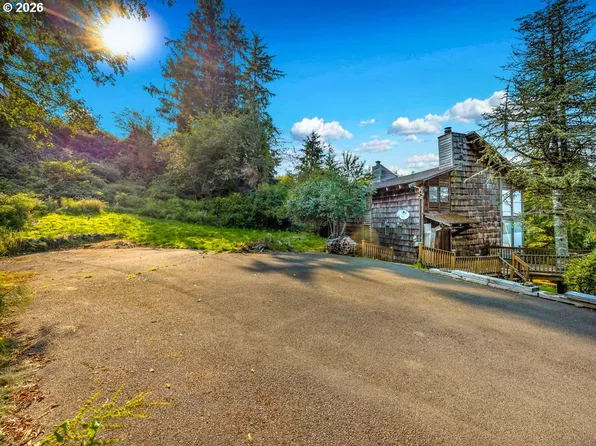 907 5th St, Astoria, OR 97103