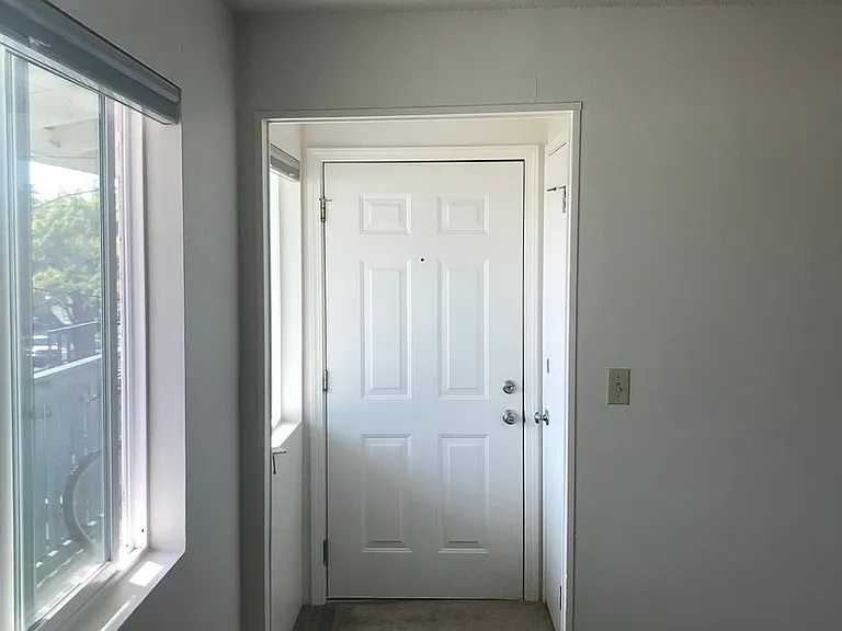 335 SW 4th St — Photo 6